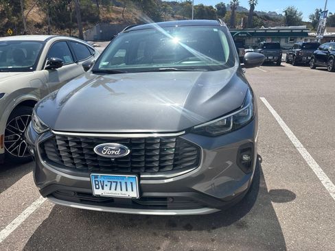 Used 2023 Ford Escape SE w/ PHEV Premium Package FWD image 2