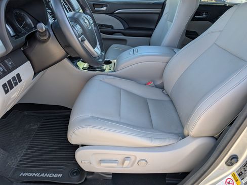 Used 2017 Toyota Highlander Limited image 9