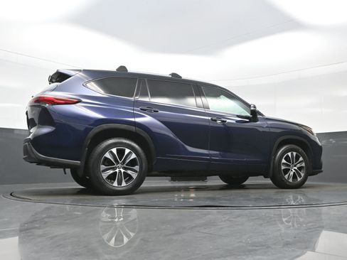 Used 2022 Toyota Highlander XLE AWD/4WD image 33