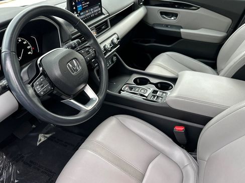 Used 2025 Honda Pilot Touring image 4