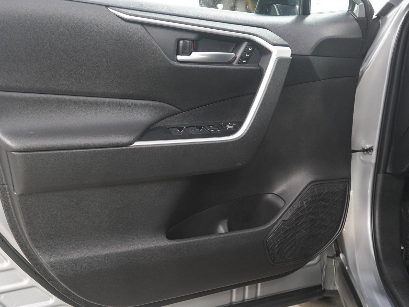 Used 2025 Toyota RAV4 XLE Premium w/ Weather Package AWD/4WD image 19