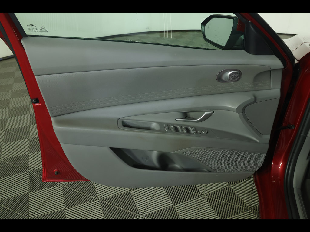 Used 2024 Hyundai Elantra SE FWD image 19