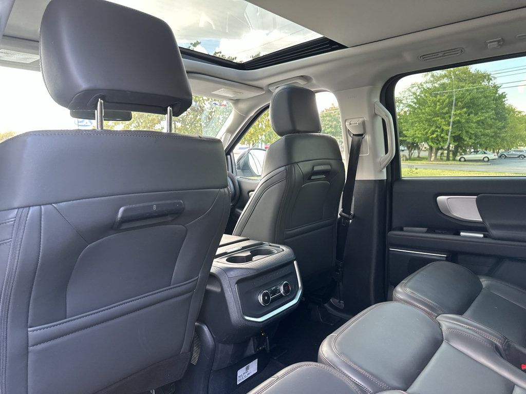 Used 2025 Ford Expedition Active AWD/4WD image 19