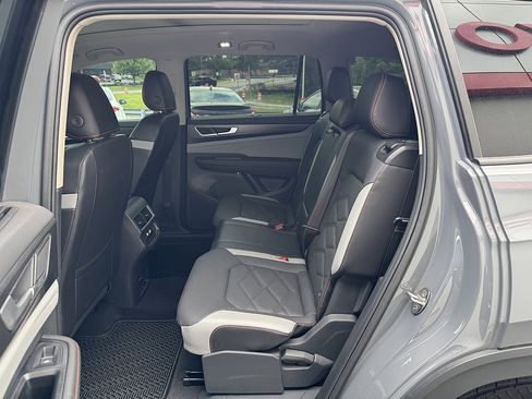 Used 2024 Volkswagen Atlas Peak Edition SE AWD/4WD image 9