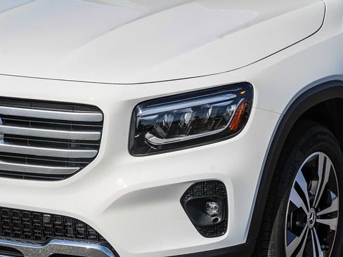 Used 2025 Mercedes-Benz GLB 250 4MATIC image 8