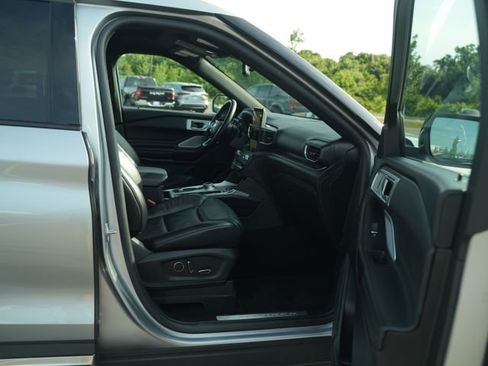 Used 2020 Ford Explorer Platinum w/ Premium Technology Package AWD/4WD image 21