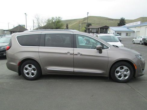 Used 2017 Chrysler Pacifica Touring-L Plus FWD image 2