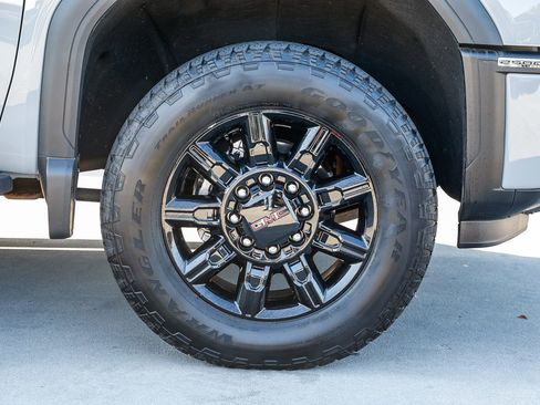 Used 2024 GMC Sierra 2500 AT4 w/ AT4 Premium Plus Package AWD/4WD image 9