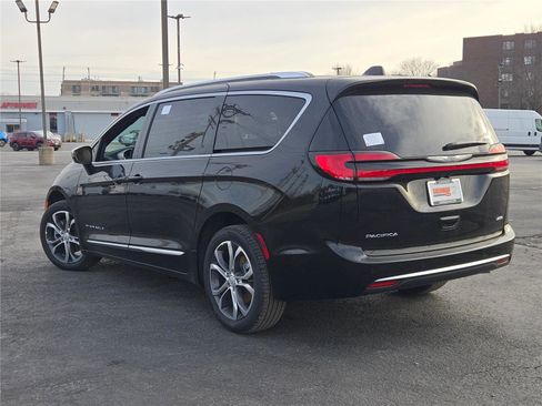 New 2026 Chrysler Pacifica Pinnacle image 18