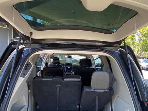 Used 2014 Chrysler Town & Country Touring FWD image 18