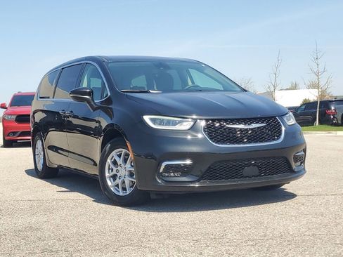 Used 2023 Chrysler Pacifica Touring-L FWD image 41