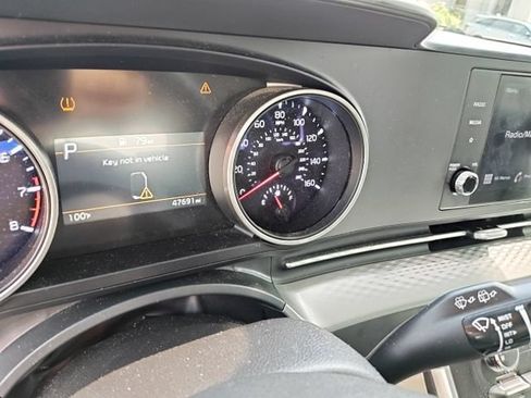Used 2024 Kia Carnival LX FWD image 2