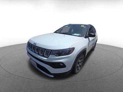 Used 2025 Jeep Compass Limited AWD/4WD image 2