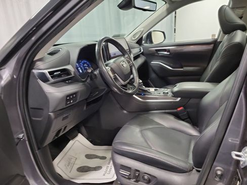 Used 2023 Toyota Highlander Platinum image 12
