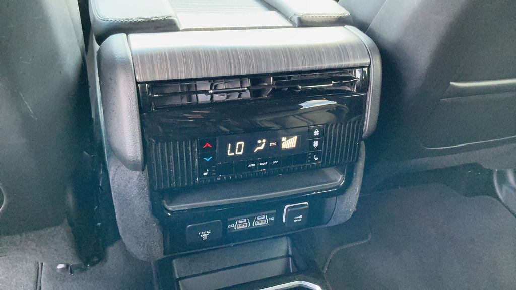 Used 2024 Jeep Wagoneer Series III AWD/4WD image 10