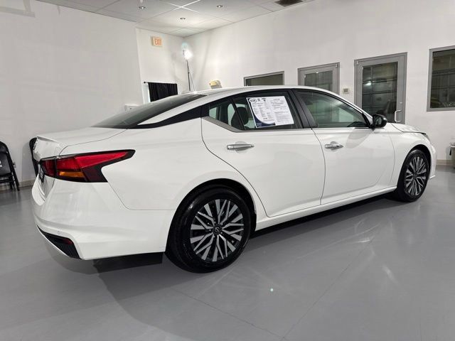 Used 2025 Nissan Altima 2.5 SV FWD image 12