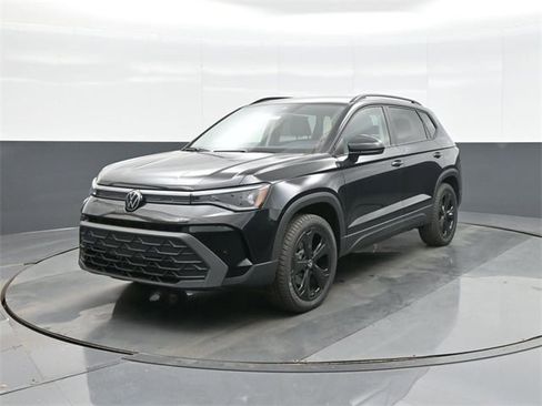 New 2026 Volkswagen Taos SE image 3