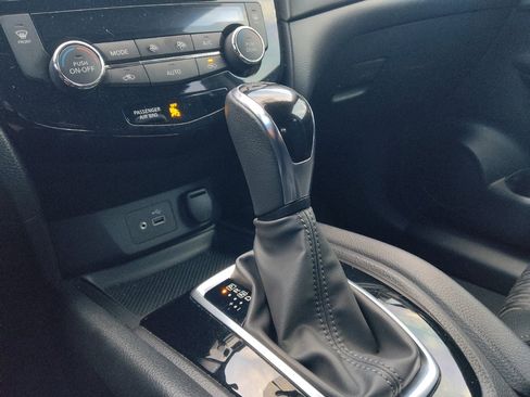 Used 2018 Nissan Rogue SV w/ Premium Package FWD image 26