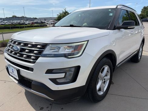 Used 2017 Ford Explorer XLT w/ Equipment Group 202A AWD/4WD image 4