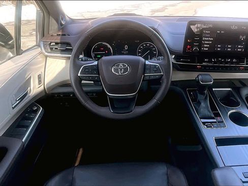 Certified 2021 Toyota Sienna Platinum image 12