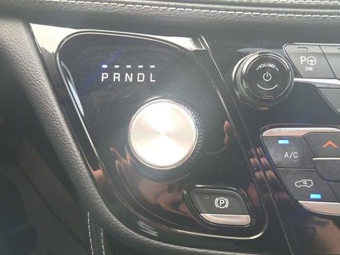 Used 2023 Chrysler Pacifica Limited w/ Uconnect Theater Family Group image 39