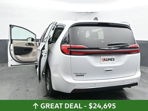 Used 2024 Chrysler Pacifica Touring-L image 66