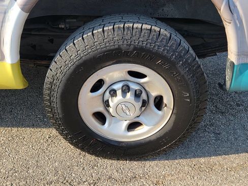 Used 2018 Chevrolet Express 2500 w/ Driver Convenience Package image 9