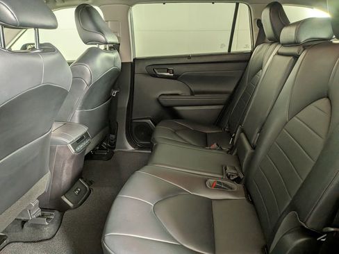 Used 2021 Toyota Highlander XLE image 33
