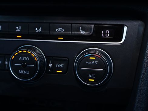 Used 2020 Volkswagen Tiguan SE image 29