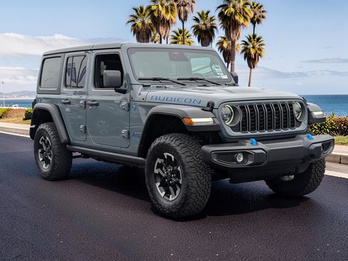 Used 2025 Jeep Wrangler Unlimited Rubicon 4xe AWD/4WD image 5