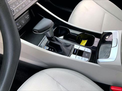 Certified 2025 Hyundai Tucson SE image 17