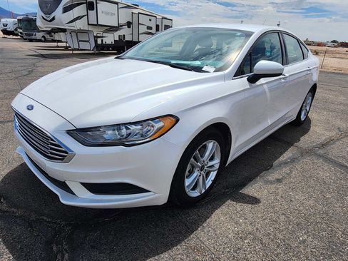 Used 2018 Ford Fusion SE w/ Fusion SE Technology Package FWD image 3