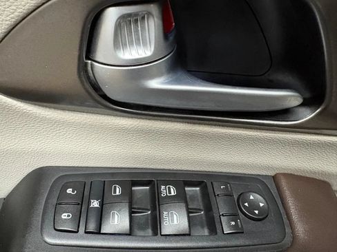 Used 2017 Chrysler Pacifica Touring-L w/ Tire & Wheel Group FWD image 40