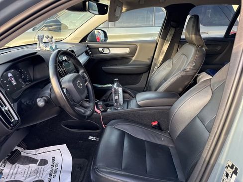 Used 2020 Volvo XC40 T5 Momentum image 3