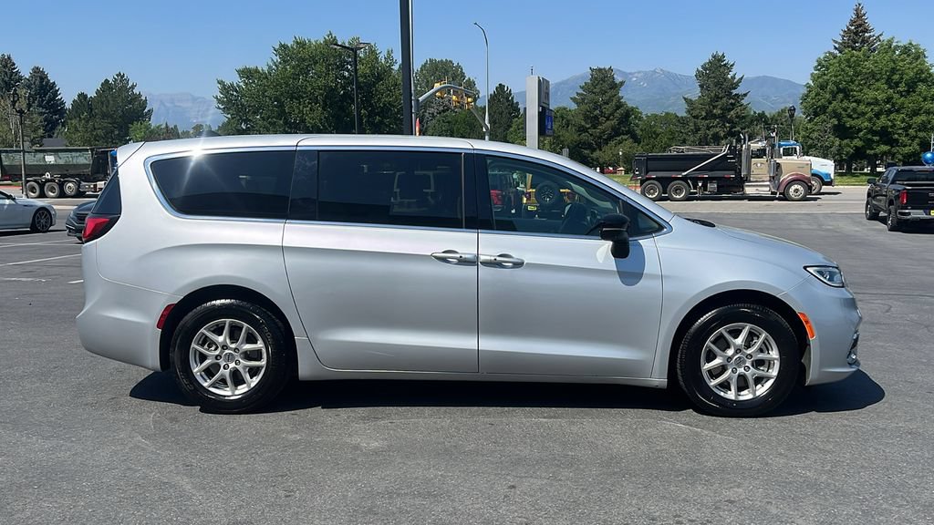 Used 2024 Chrysler Pacifica Touring-L FWD image 4