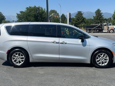 Used 2024 Chrysler Pacifica Touring-L FWD image 4