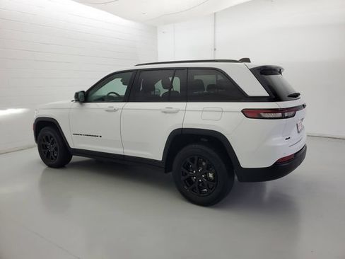 Used 2024 Jeep Grand Cherokee Altitude AWD/4WD image 7