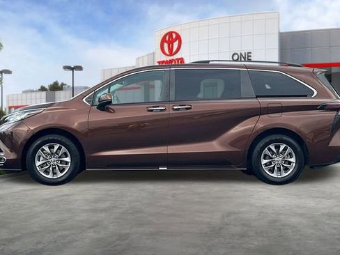 Certified 2023 Toyota Sienna XLE image 9