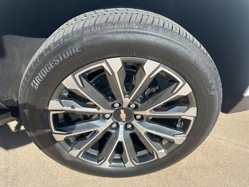 Used 2025 Chevrolet Suburban High Country w/ Sun And Tow Package image 11