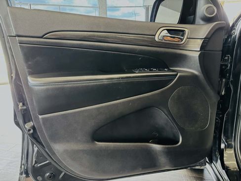 Used 2019 Jeep Grand Cherokee Laredo AWD/4WD image 29