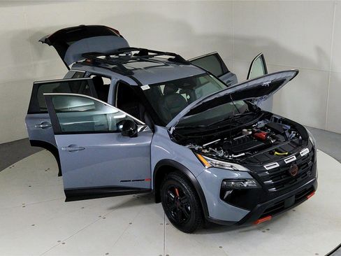 Used 2025 Nissan Rogue SV image 25