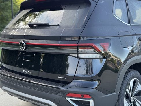 New 2025 Volkswagen Taos SE image 9
