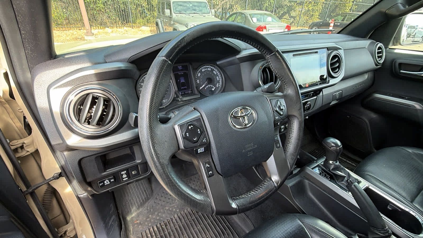Used 2018 Toyota Tacoma TRD Off-Road AWD/4WD image 10