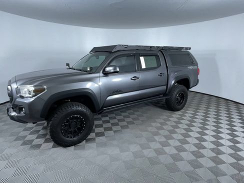 Used 2017 Toyota Tacoma TRD Off-Road AWD/4WD image 4