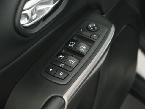 Used 2019 Jeep Cherokee Limited w/ Technology Group AWD/4WD image 7