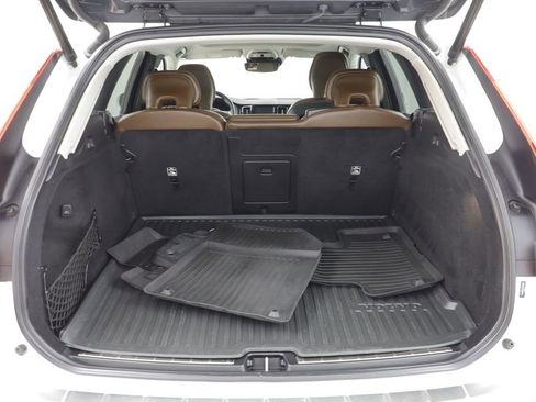 Used 2020 Volvo XC60 T5 Momentum image 17