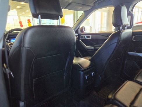 Used 2021 Ford Explorer XLT w/ Equipment Group 202A AWD/4WD image 22