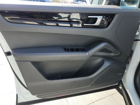 Used 2021 Porsche Cayenne w/ Premium Package image 28
