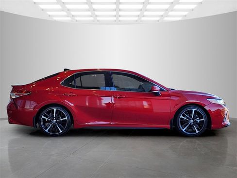 Used 2020 Toyota Camry XSE image 3