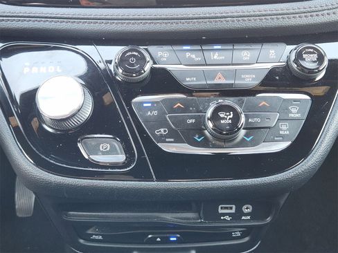 Used 2020 Chrysler Pacifica Limited image 26